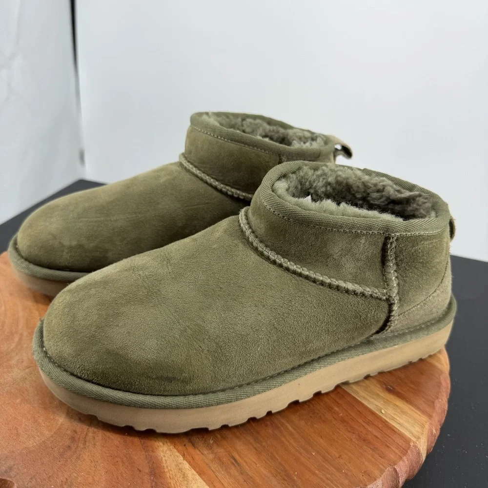 UGG Classic Ultra Mini Boots Womens‎ Size 7 Green suede Booties Soft 1116109